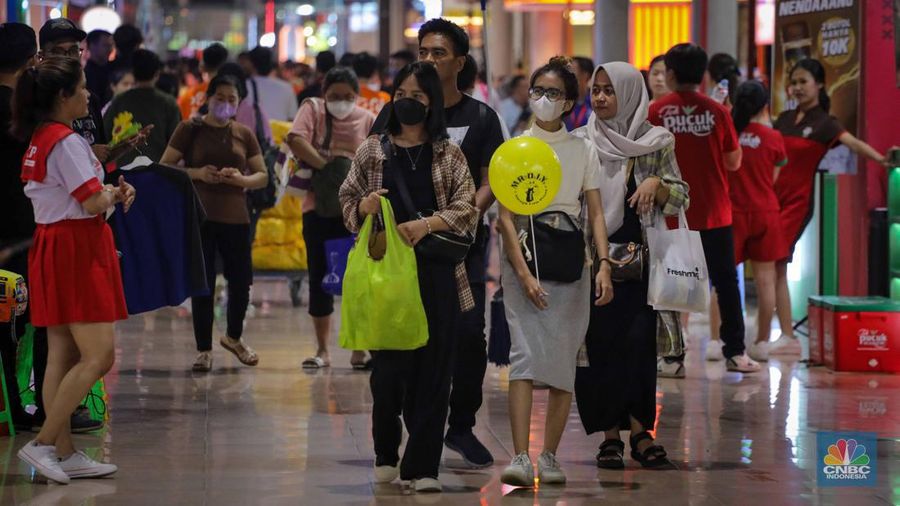 Pengunjung memadati Jakarta Fair Kemayoran (JFK) 2023 di JIExpo Kemayoran, Jakarta, Rabu (14/6/2023). (CNBC Indonesia/Faisal Rahman)
