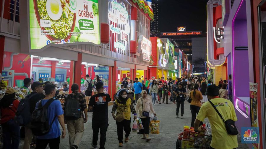 Presiden Joko Widodo (Jokowi) membuka pameran Jakarta Fair atau yang lebih dikenal dengan nama Pekan Raya Jakarta (PRJ) di Kemayoran, Jakarta Utara, Rabu (15/6). (վ/Faisal Rahman)