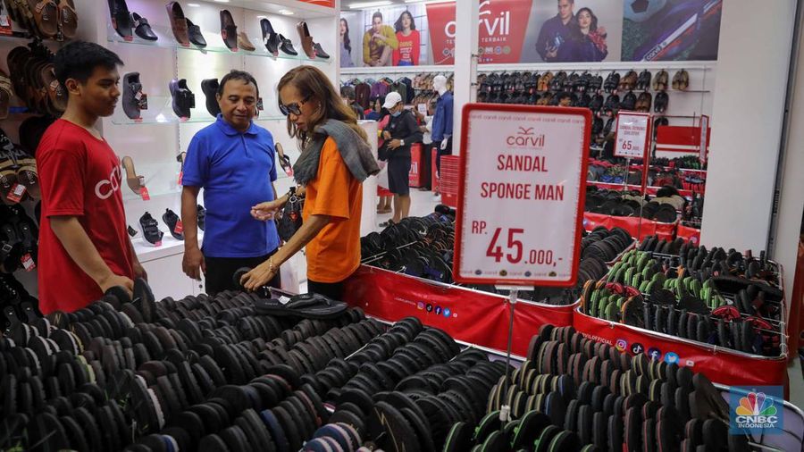 Pengunjung memadati Jakarta Fair Kemayoran (JFK) 2023 di JIExpo Kemayoran, Jakarta, Rabu (14/6/2023). (CNBC Indonesia/Faisal Rahman)