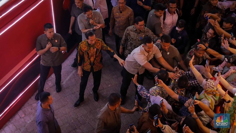 Presiden Joko Widodo (Jokowi) membuka pameran Jakarta Fair atau yang lebih dikenal dengan nama Pekan Raya Jakarta (PRJ) di Kemayoran, Jakarta Utara, Rabu (15/6). (վ/Faisal Rahman)
