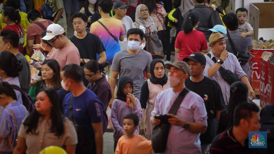 Pengunjung memadati Jakarta Fair Kemayoran (JFK) 2023 di JIExpo Kemayoran, Jakarta, Rabu (14/6/2023). (CNBC Indonesia/Faisal Rahman)