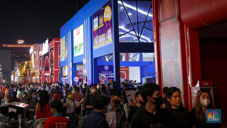Pengunjung memadati Jakarta Fair Kemayoran (JFK) 2023 di JIExpo Kemayoran, Jakarta, Rabu (14/6/2023). (CNBC Indonesia/Faisal Rahman)