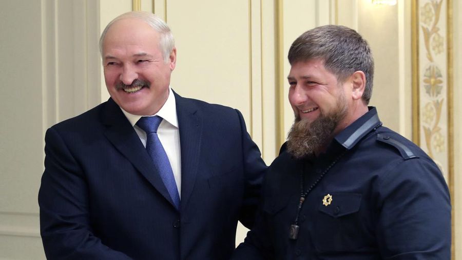 Presiden Belarusia Alexander Lukashenko, kiri, dan pemimpin regional Chechnya Ramzan Kadyrov berjabat tangan selama pertemuan mereka di Minsk, Belarusia, Senin, 25 September 2017. Lukashenko minggu ini sekali lagi menuduh Ukraina berencana menyerangnya dan mengumumkan pembentukan pengelompokan bersama pasukan dengan Moskow, sebuah langkah yang menimbulkan kekhawatiran bahwa tentara Belarusia dapat bergabung dengan pasukan Rusia di parit Ukraina. (File Foto - Nikolai Petrov/Pool Photo via AP, File)