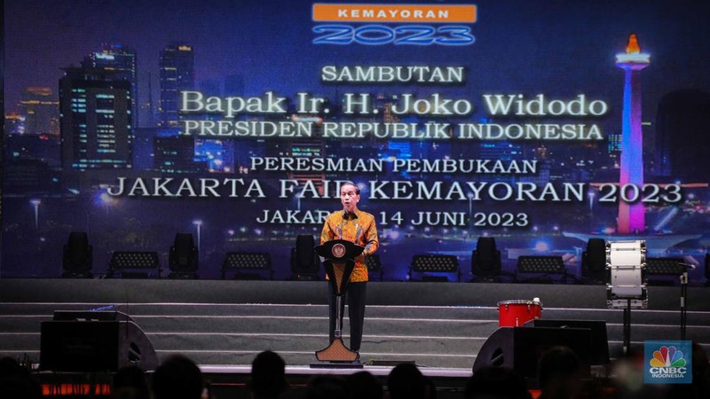 Presiden Joko Widodo (Jokowi) membuka pameran Jakarta Fair atau yang lebih dikenal dengan nama Pekan Raya Jakarta (PRJ) di Kemayoran, Jakarta Utara, Rabu (15/6). (վ/Faisal Rahman)