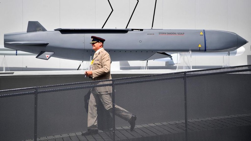 Rudal jelajah Storm Shadow buatan salah satu negara anggota Pakta Pertahanan Atlantik Utara (NATO), Inggris, menjadi perbincangan usai diduga menewaskan jenderal Rusia Sergei Goryachev. (AP/CPL PAUL SAXBY)