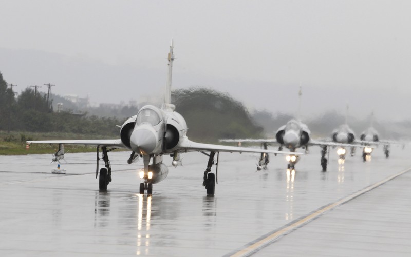 Jet tempur Mirage 2000 Angkatan Udara Emirat melakukan aksi akrobat di Dubai Air Show di Dubai, Uni Emirat Arab, Rabu, 17 November 2021. Jet tempur Mirage 2000 Angkatan Udara Emirat melakukan aksi akrobat di Dubai Air Show di Dubai, Uni Emirat Arab, Rabu, 17 November 2021. (File Foto - AP Photo/Jon Gambrell)