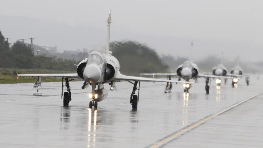 Jet tempur Mirage 2000 Angkatan Udara Emirat melakukan aksi akrobat di Dubai Air Show di Dubai, Uni Emirat Arab, Rabu, 17 November 2021. (File Foto - AP Photo/Jon Gambrell)