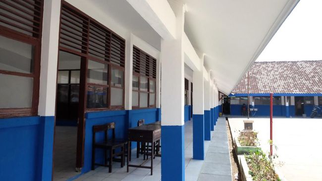 Niat Membersihkan Sekolah, Guru Ini Temukan Harta Karun