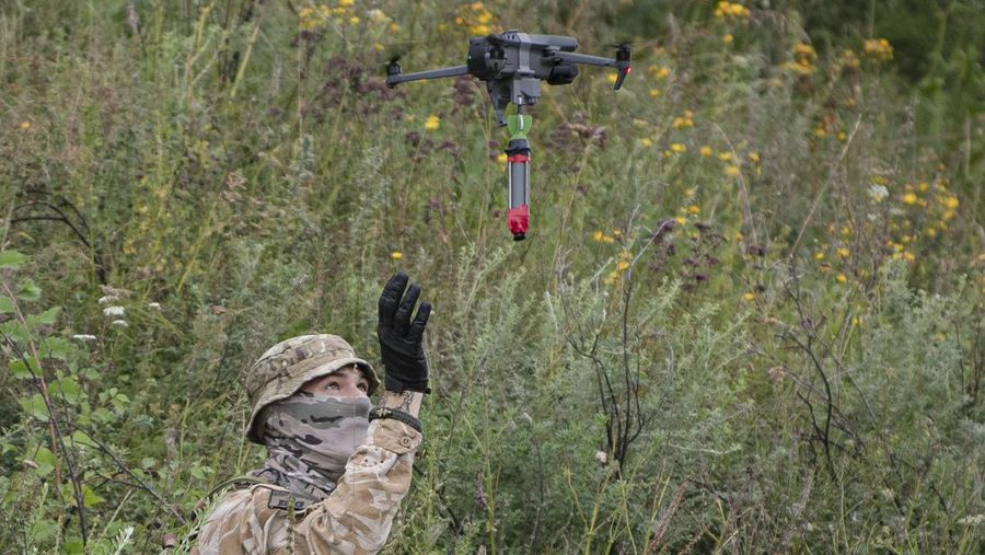 Seorang prajurit relawan mengangkat drone yang digunakan untuk melepaskan bahan peledak di area pelatihan di luar Kyiv, Ukraina, Sabtu, 27 Agustus 2022. Beberapa relawan mendaftar untuk bergabung dengan unit Chechnya yang berjuang bersama militer Ukraina. Pejuang dari Chechnya, republik Rusia di Kaukasus Utara, berpartisipasi di kedua sisi konflik di Ukraina, dengan sukarelawan pro-Kyiv yang setia kepada Dzhokhar Dudayev, mendiang pemimpin Chechnya yang memimpin upaya kemerdekaan republik dari Rusia. (File Foto - AP Photo/Andrew Kravchenko)