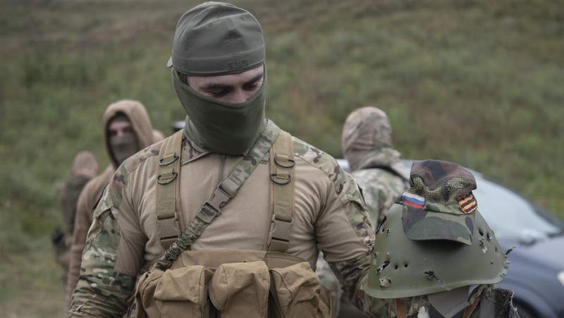 Tentara sukarelawan mengikuti pelatihan di luar Kyiv, Ukraina, Sabtu, 17 September 2022. Beberapa sukarelawan mendaftar untuk bergabung dengan unit Chechnya yang berperang bersama militer Ukraina. (File Foto - AP Photo/Andrew Kravchenko)