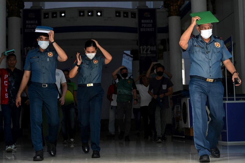 Siswa dan pekerja berhamburan keluar gedung saat gempa berkekuatan 6,2 magnitudo melanda Filipina, Kamis (15/6/2023). (AFP/JAM STA ROSA)