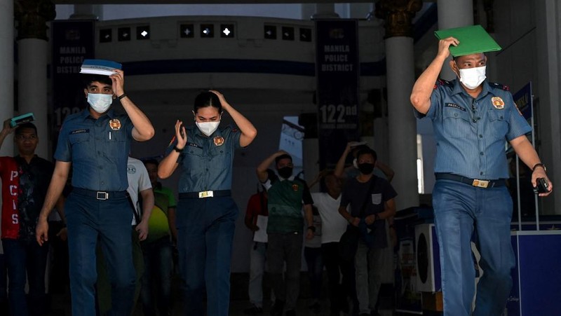 Siswa dan pekerja berhamburan keluar gedung saat gempa berkekuatan 6,2 magnitudo melanda Filipina, Kamis (15/6/2023). (AFP/JAM STA ROSA)