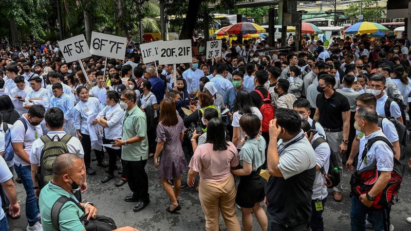 Siswa dan pekerja berhamburan keluar gedung saat gempa berkekuatan 6,2 magnitudo melanda Filipina, Kamis (15/6/2023). (AFP/JAM STA ROSA)
