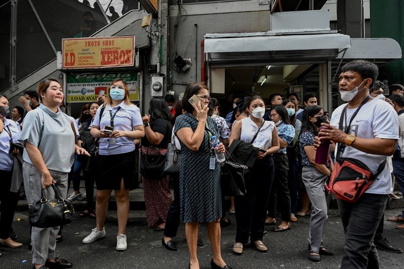 Siswa dan pekerja berhamburan keluar gedung saat gempa berkekuatan 6,2 magnitudo melanda Filipina, Kamis (15/6/2023). (AFP/JAM STA ROSA) Siswa dan pekerja berhamburan keluar gedung saat gempa berkekuatan 6,2 magnitudo melanda Filipina, Kamis (15/6/2023). (AFP/JAM STA ROSA)