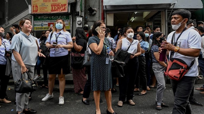 Siswa dan pekerja berhamburan keluar gedung saat gempa berkekuatan 6,2 magnitudo melanda Filipina, Kamis (15/6/2023). (AFP/JAM STA ROSA)