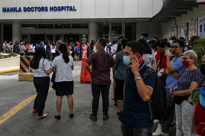Siswa dan pekerja berhamburan keluar gedung saat gempa berkekuatan 6,2 magnitudo melanda Filipina, Kamis (15/6/2023). (AFP/JAM STA ROSA) Siswa dan pekerja berhamburan keluar gedung saat gempa berkekuatan 6,2 magnitudo melanda Filipina, Kamis (15/6/2023). (AFP/JAM STA ROSA)