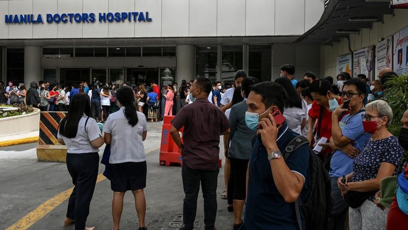 Siswa dan pekerja berhamburan keluar gedung saat gempa berkekuatan 6,2 magnitudo melanda Filipina, Kamis (15/6/2023). (AFP/JAM STA ROSA)