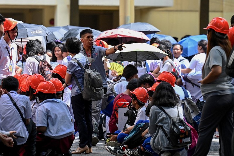 Siswa dan pekerja berhamburan keluar gedung saat gempa berkekuatan 6,2 magnitudo melanda Filipina, Kamis (15/6/2023). (AFP/JAM STA ROSA) Siswa dan pekerja berhamburan keluar gedung saat gempa berkekuatan 6,2 magnitudo melanda Filipina, Kamis (15/6/2023). (AFP/JAM STA ROSA)
