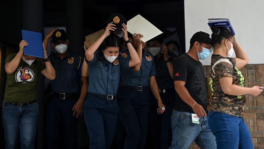 Siswa dan pekerja berhamburan keluar gedung saat gempa berkekuatan 6,2 magnitudo melanda Filipina, Kamis (15/6/2023). (AFP/JAM STA ROSA)
