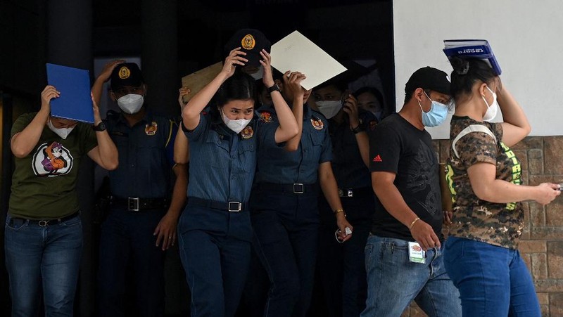 Siswa dan pekerja berhamburan keluar gedung saat gempa berkekuatan 6,2 magnitudo melanda Filipina, Kamis (15/6/2023). (AFP/JAM STA ROSA)