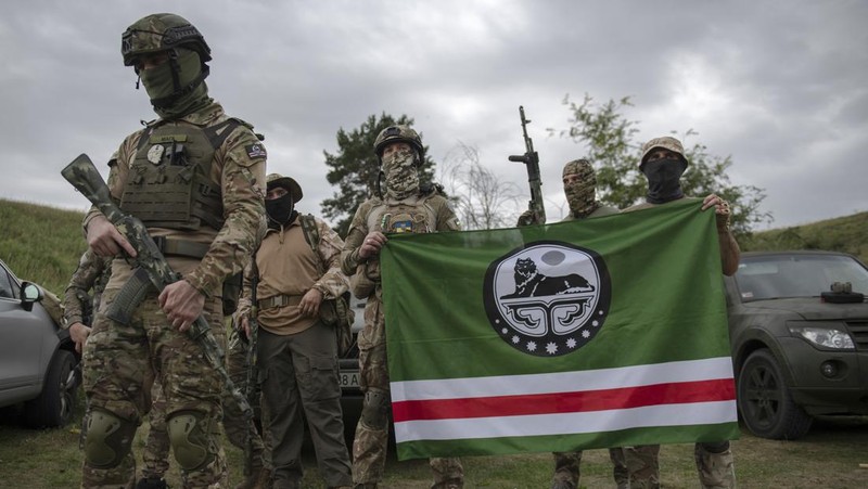 Tentara sukarelawan mengikuti pelatihan di luar Kyiv, Ukraina, Sabtu, 17 September 2022. Beberapa sukarelawan mendaftar untuk bergabung dengan unit Chechnya yang berperang bersama militer Ukraina. (File Foto - AP Photo/Andrew Kravchenko)