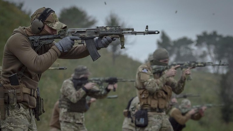 Tentara sukarelawan mengikuti pelatihan di luar Kyiv, Ukraina, Sabtu, 17 September 2022. Beberapa sukarelawan mendaftar untuk bergabung dengan unit Chechnya yang berperang bersama militer Ukraina. (File Foto - AP Photo/Andrew Kravchenko)