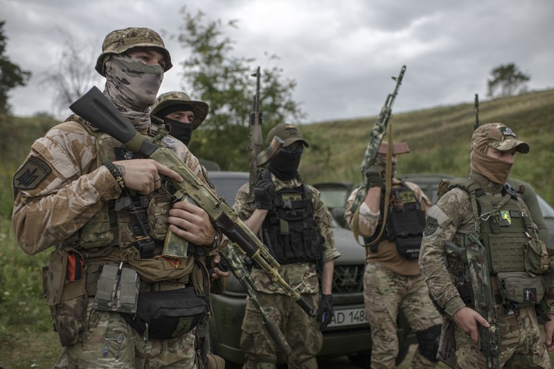 Tentara sukarelawan mengikuti pelatihan di luar Kyiv, Ukraina, Sabtu, 17 September 2022. Beberapa sukarelawan mendaftar untuk bergabung dengan unit Chechnya yang berperang bersama militer Ukraina. Tentara sukarelawan mengikuti pelatihan di luar Kyiv, Ukraina, Sabtu, 17 September 2022. Beberapa sukarelawan mendaftar untuk bergabung dengan unit Chechnya yang berperang bersama militer Ukraina. (File Foto - AP Photo/Andrew Kravchenko)