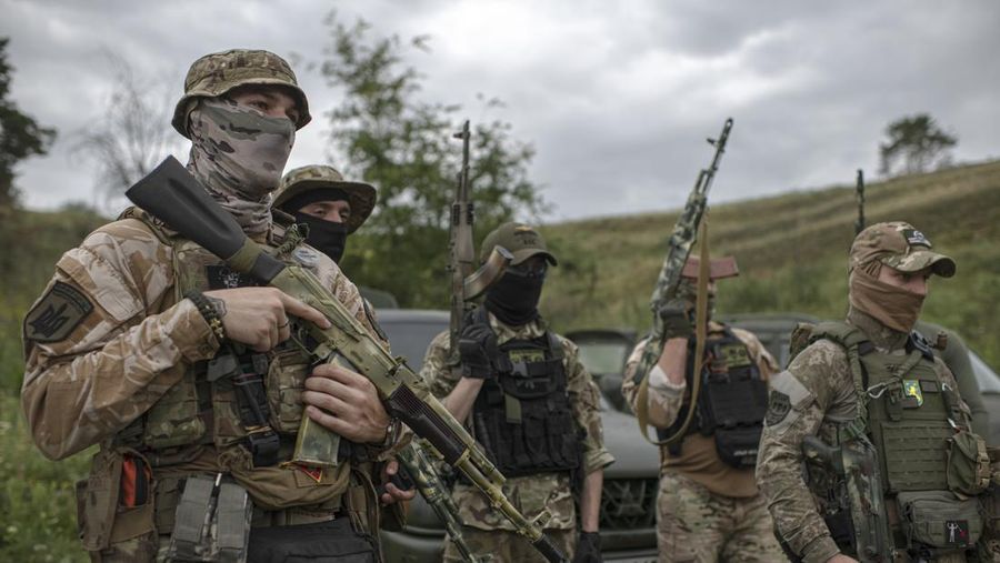 Tentara sukarelawan mengikuti pelatihan di luar Kyiv, Ukraina, Sabtu, 27 Agustus 2022. Beberapa sukarelawan mendaftar untuk bergabung dengan unit Chechnya yang berperang bersama militer Ukraina. Pejuang dari Chechnya, republik Rusia di Kaukasus Utara, berpartisipasi di kedua sisi konflik di Ukraina, dengan sukarelawan pro-Kyiv yang setia kepada Dzhokhar Dudayev, mendiang pemimpin Chechnya yang memimpin upaya kemerdekaan republik dari Rusia. (File Foto - AP Photo/Andrew Kravchenko)