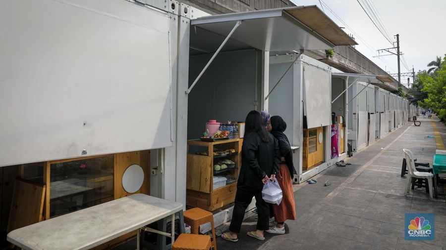 Warga berjalan di dekat kios binaan JakPreneur di kawasan Tugu Proklamasi, Jalan Penataran, Jakarta, Kamis (15/6/2023). (CNBC Indonesia/Faisal Rahman)