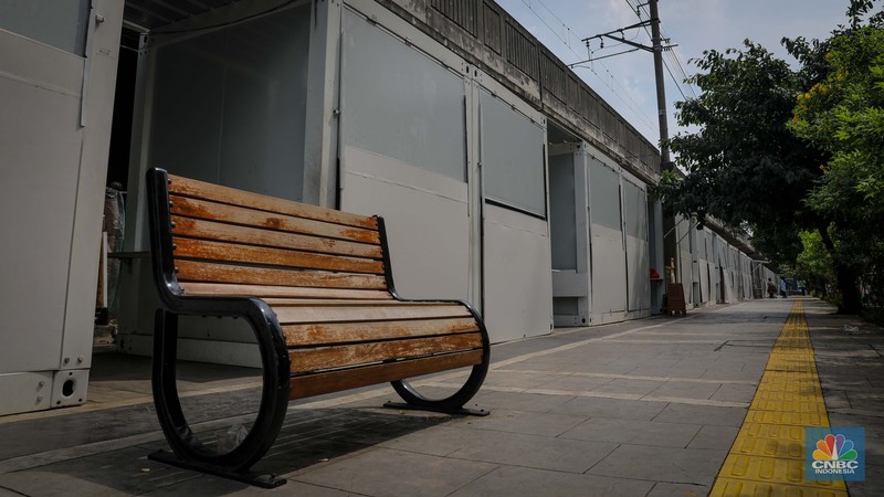 Warga berjalan di dekat kios binaan JakPreneur di kawasan Tugu Proklamasi, Jalan Penataran, Jakarta, Kamis (15/6/2023). (CNBC Indonesia/Faisal Rahman)