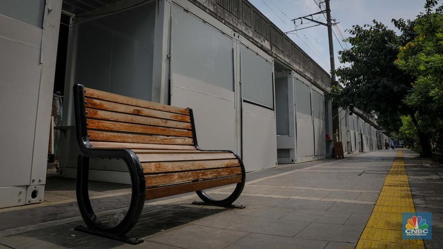 Warga berjalan di dekat kios binaan JakPreneur di kawasan Tugu Proklamasi, Jalan Penataran, Jakarta, Kamis (15/6/2023). (CNBC Indonesia/Faisal Rahman)