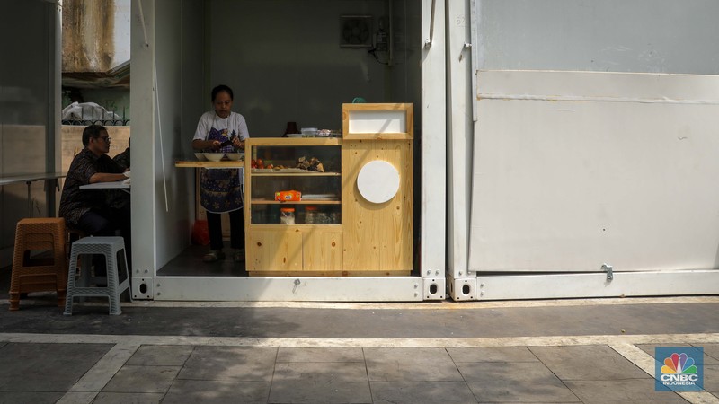 Warga berjalan di dekat kios binaan JakPreneur di kawasan Tugu Proklamasi, Jalan Penataran, Jakarta, Kamis (15/6/2023). (CNBC Indonesia/Faisal Rahman)