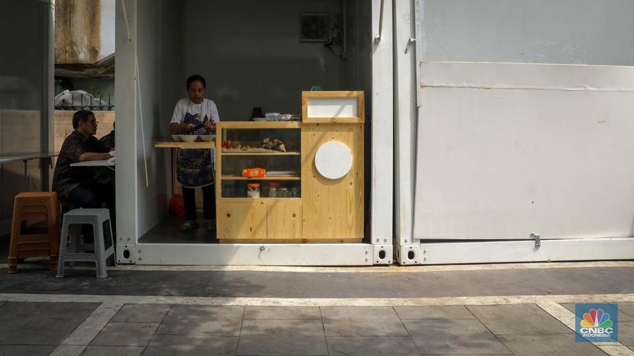 Warga berjalan di dekat kios binaan JakPreneur di kawasan Tugu Proklamasi, Jalan Penataran, Jakarta, Kamis (15/6/2023). (CNBC Indonesia/Faisal Rahman)