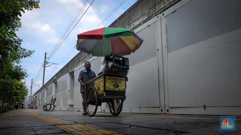 Warga berjalan di dekat kios binaan JakPreneur di kawasan Tugu Proklamasi, Jalan Penataran, Jakarta, Kamis (15/6/2023). (CNBC Indonesia/Faisal Rahman)