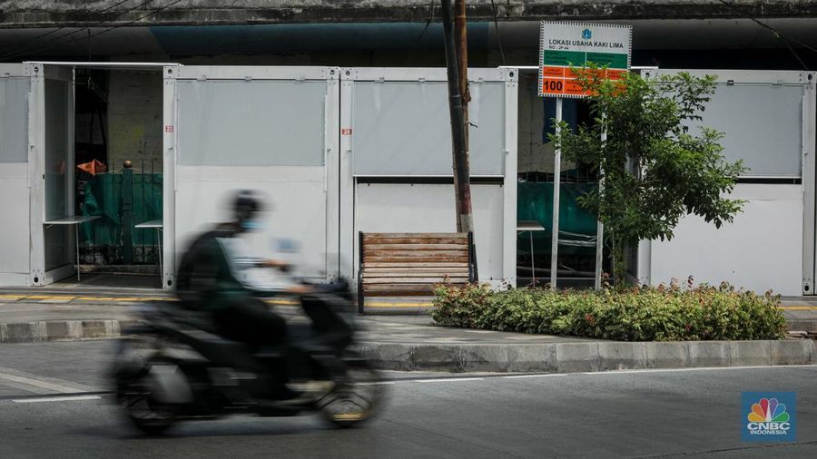 Warga berjalan di dekat kios binaan JakPreneur di kawasan Tugu Proklamasi, Jalan Penataran, Jakarta, Kamis (15/6/2023). (CNBC Indonesia/Faisal Rahman)