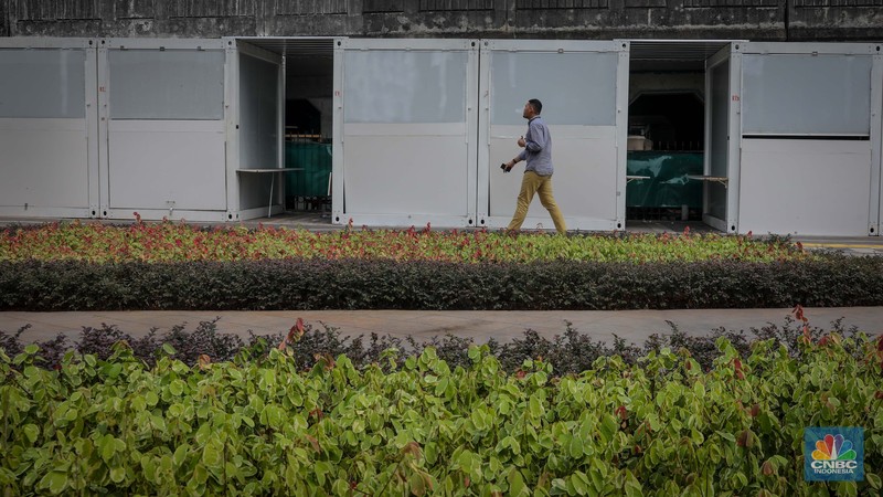 Warga berjalan di dekat kios binaan JakPreneur di kawasan Tugu Proklamasi, Jalan Penataran, Jakarta, Kamis (15/6/2023). (CNBC Indonesia/Faisal Rahman)