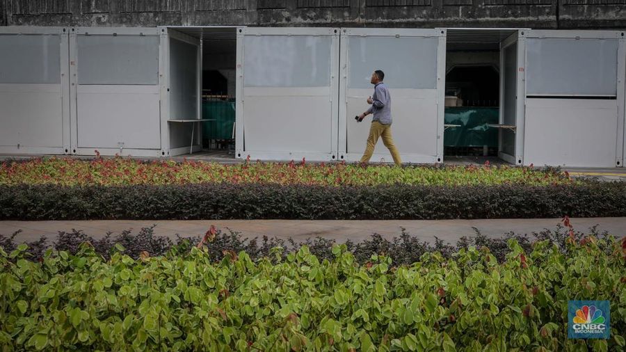 Warga berjalan di dekat kios binaan JakPreneur di kawasan Tugu Proklamasi, Jalan Penataran, Jakarta, Kamis (15/6/2023). (CNBC Indonesia/Faisal Rahman)