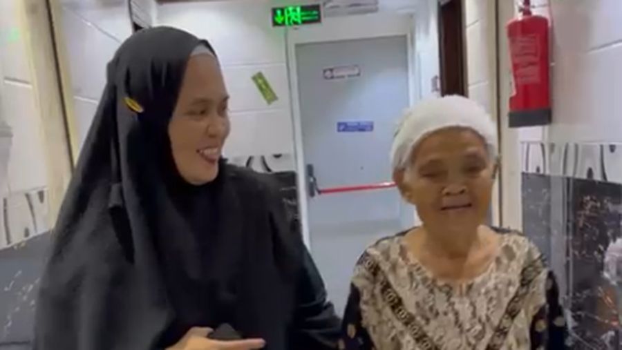 Indo Hana (79), jemaah haji asal Kabupaten Bone, Sulawesi Selatan (Sulsel) mendapatkan mukjizat di Tanah Suci lantaran sembuh dari penyakit stroknya usai mengonsumsi air zamzam. (Dok. Istimewa via Detikcom)