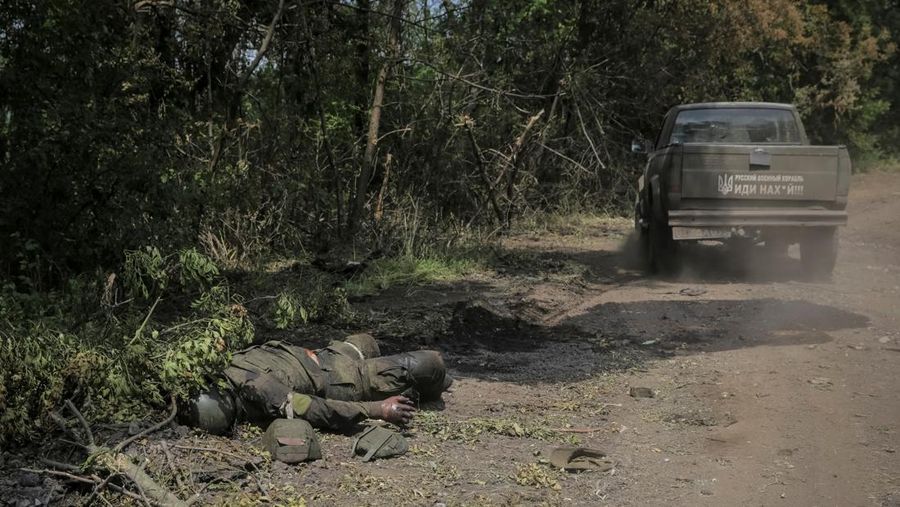 Jalan menuju desa Storozheve yang diklaim baru dibebaskan Ukraina dipenuhi dengan mayat-mayat tentara Rusia. Para tentara kehilangan nyawa saat pasukan Ukraina meluncurkan serangan balasan untuk merebut kembali Storozheve dan beberapa desa lainnya dari tangan Rusia. (REUTERS/STRINGER)