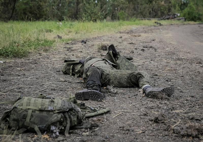 Jalan menuju desa Storozheve yang diklaim baru dibebaskan Ukraina dipenuhi dengan mayat-mayat tentara Rusia. Para tentara kehilangan nyawa saat pasukan Ukraina meluncurkan serangan balasan untuk merebut kembali Storozheve dan beberapa desa lainnya dari tangan Rusia. (REUTERS/STRINGER) Jalan menuju desa Storozheve yang diklaim baru dibebaskan Ukraina dipenuhi dengan mayat-mayat tentara Rusia. Para tentara kehilangan nyawa saat pasukan Ukraina meluncurkan serangan balasan untuk merebut kembali Storozheve dan beberapa desa lainnya dari tangan Rusia. (REUTERS/STRINGER)