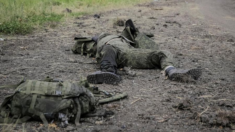 Jalan menuju desa Storozheve yang diklaim baru dibebaskan Ukraina dipenuhi dengan mayat-mayat tentara Rusia. Para tentara kehilangan nyawa saat pasukan Ukraina meluncurkan serangan balasan untuk merebut kembali Storozheve dan beberapa desa lainnya dari tangan Rusia. (REUTERS/STRINGER)