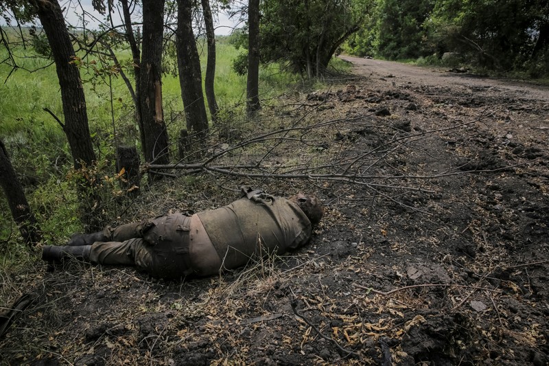 Jalan menuju desa Storozheve yang diklaim baru dibebaskan Ukraina dipenuhi dengan mayat-mayat tentara Rusia. Para tentara kehilangan nyawa saat pasukan Ukraina meluncurkan serangan balasan untuk merebut kembali Storozheve dan beberapa desa lainnya dari tangan Rusia. (REUTERS/STRINGER) Jalan menuju desa Storozheve yang diklaim baru dibebaskan Ukraina dipenuhi dengan mayat-mayat tentara Rusia. Para tentara kehilangan nyawa saat pasukan Ukraina meluncurkan serangan balasan untuk merebut kembali Storozheve dan beberapa desa lainnya dari tangan Rusia. (REUTERS/STRINGER)