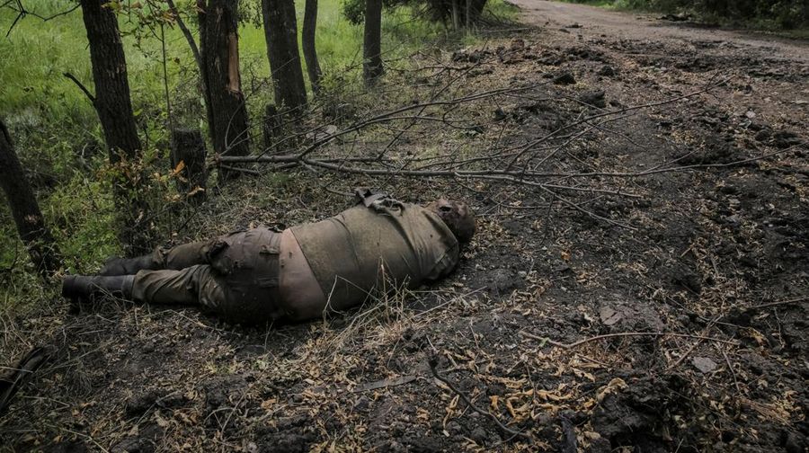 Jalan menuju desa Storozheve yang diklaim baru dibebaskan Ukraina dipenuhi dengan mayat-mayat tentara Rusia. Para tentara kehilangan nyawa saat pasukan Ukraina meluncurkan serangan balasan untuk merebut kembali Storozheve dan beberapa desa lainnya dari tangan Rusia. (REUTERS/STRINGER)