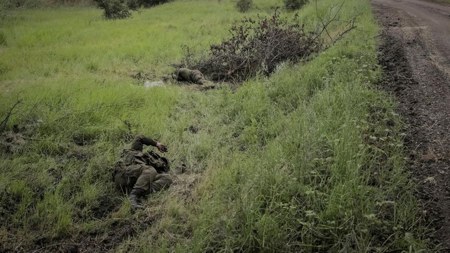 Jalan menuju desa Storozheve yang diklaim baru dibebaskan Ukraina dipenuhi dengan mayat-mayat tentara Rusia. Para tentara kehilangan nyawa saat pasukan Ukraina meluncurkan serangan balasan untuk merebut kembali Storozheve dan beberapa desa lainnya dari tangan Rusia. (REUTERS/STRINGER)