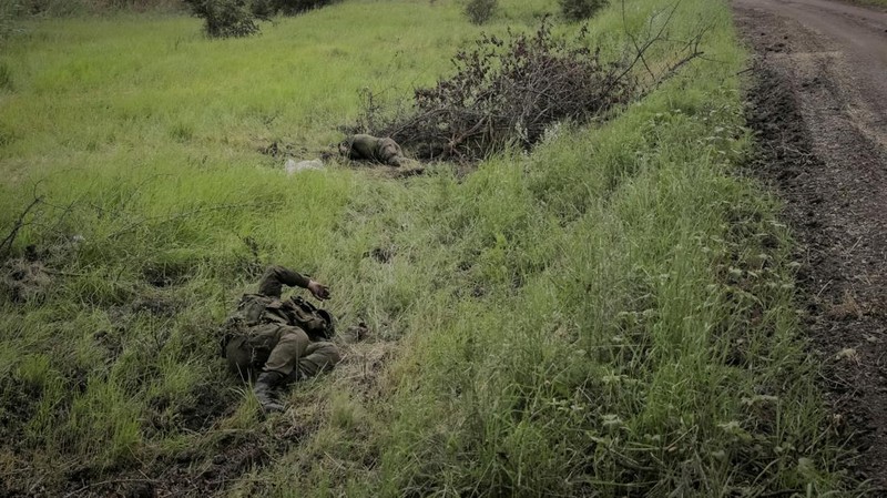 Jalan menuju desa Storozheve yang diklaim baru dibebaskan Ukraina dipenuhi dengan mayat-mayat tentara Rusia. Para tentara kehilangan nyawa saat pasukan Ukraina meluncurkan serangan balasan untuk merebut kembali Storozheve dan beberapa desa lainnya dari tangan Rusia. (REUTERS/STRINGER)