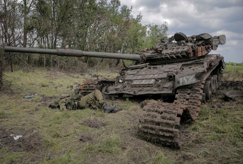 Jalan menuju desa Storozheve yang diklaim baru dibebaskan Ukraina dipenuhi dengan mayat-mayat tentara Rusia. Para tentara kehilangan nyawa saat pasukan Ukraina meluncurkan serangan balasan untuk merebut kembali Storozheve dan beberapa desa lainnya dari tangan Rusia. (REUTERS/STRINGER) Jalan menuju desa Storozheve yang diklaim baru dibebaskan Ukraina dipenuhi dengan mayat-mayat tentara Rusia. Para tentara kehilangan nyawa saat pasukan Ukraina meluncurkan serangan balasan untuk merebut kembali Storozheve dan beberapa desa lainnya dari tangan Rusia. (REUTERS/STRINGER)