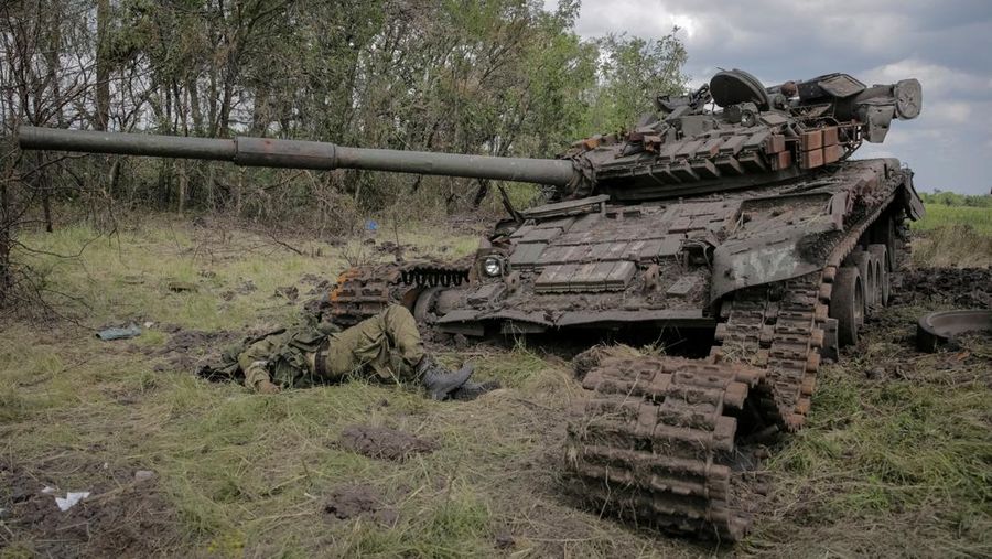 Jalan menuju desa Storozheve yang diklaim baru dibebaskan Ukraina dipenuhi dengan mayat-mayat tentara Rusia. Para tentara kehilangan nyawa saat pasukan Ukraina meluncurkan serangan balasan untuk merebut kembali Storozheve dan beberapa desa lainnya dari tangan Rusia. (REUTERS/STRINGER)