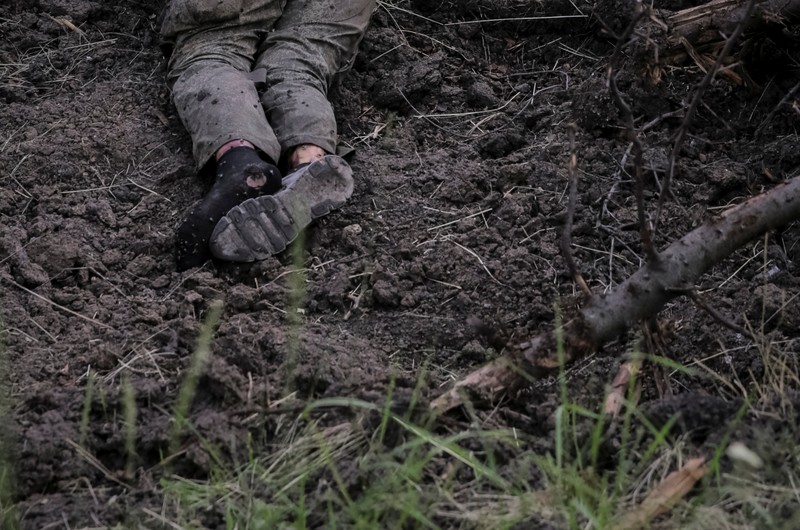 Jalan menuju desa Storozheve yang diklaim baru dibebaskan Ukraina dipenuhi dengan mayat-mayat tentara Rusia. Para tentara kehilangan nyawa saat pasukan Ukraina meluncurkan serangan balasan untuk merebut kembali Storozheve dan beberapa desa lainnya dari tangan Rusia. (REUTERS/STRINGER) Jalan menuju desa Storozheve yang diklaim baru dibebaskan Ukraina dipenuhi dengan mayat-mayat tentara Rusia. Para tentara kehilangan nyawa saat pasukan Ukraina meluncurkan serangan balasan untuk merebut kembali Storozheve dan beberapa desa lainnya dari tangan Rusia. (REUTERS/STRINGER)