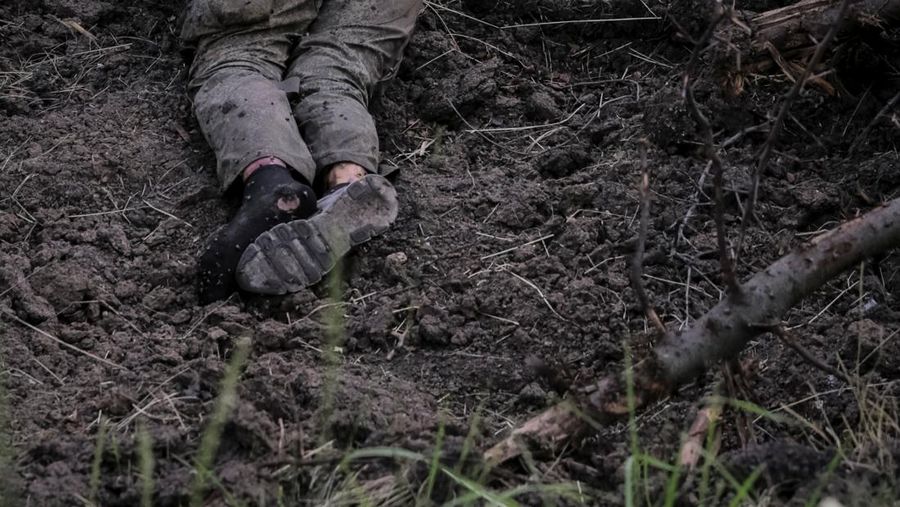 Jalan menuju desa Storozheve yang diklaim baru dibebaskan Ukraina dipenuhi dengan mayat-mayat tentara Rusia. Para tentara kehilangan nyawa saat pasukan Ukraina meluncurkan serangan balasan untuk merebut kembali Storozheve dan beberapa desa lainnya dari tangan Rusia. (REUTERS/STRINGER)