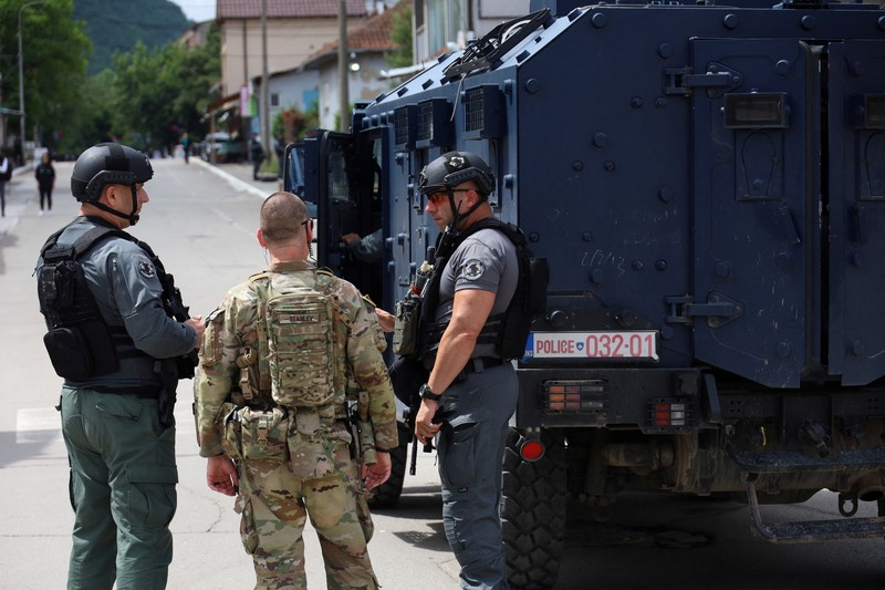 Pemerintah Kosovo memutuskan untuk melarang kendaraan dengan plat nomor Serbia memasuki negaranya mulai Rabu, (14/6/2023). Langkah itu diambil sebagai tindakan keamanan setelah Serbia menangkap tiga petugas polisi Kosovo. (REUTERS/STRINGER)